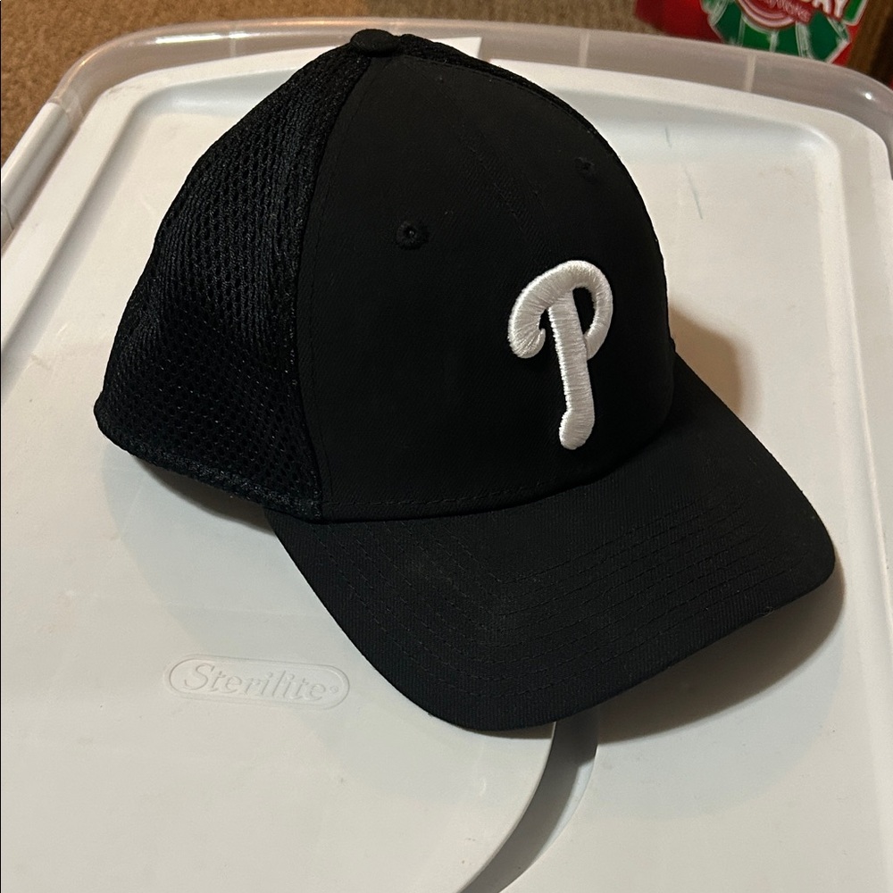 New Era Black Phillies 39THIRTY Cap